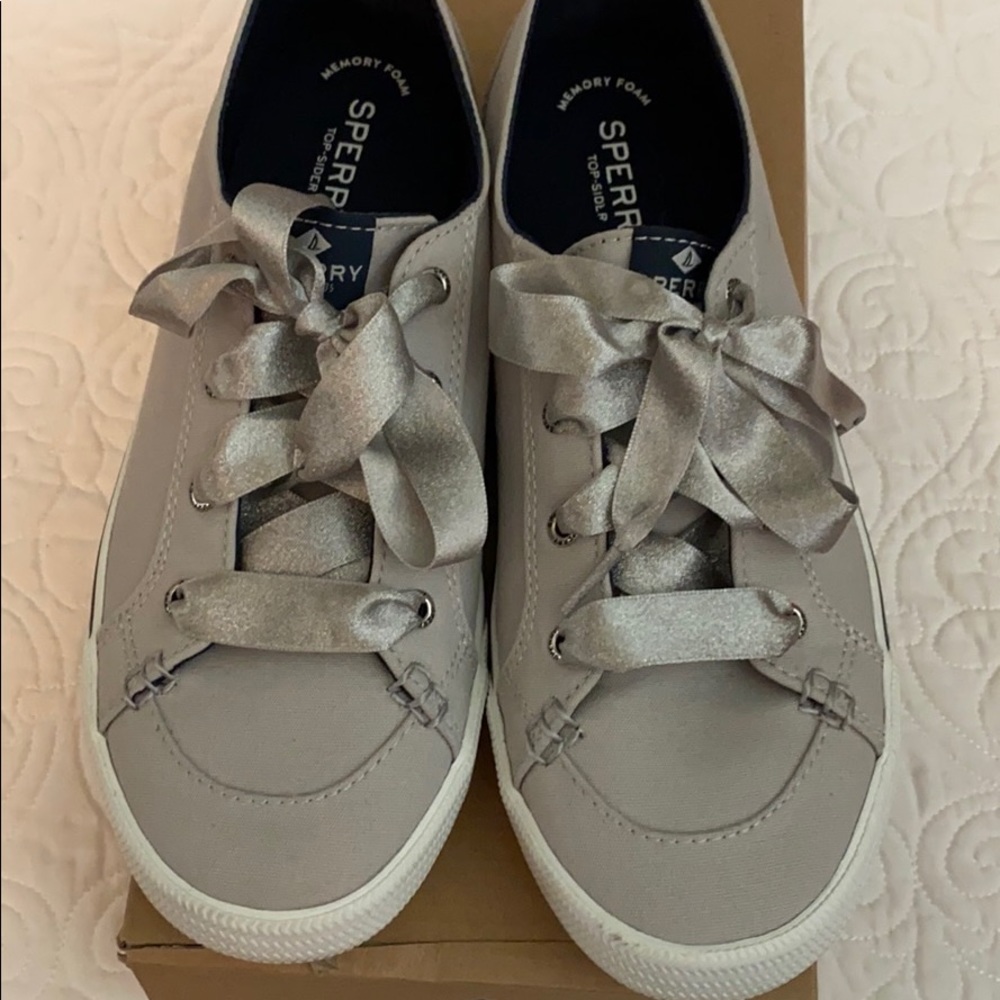 Sperry Topsiders. - Picture 4 of 8